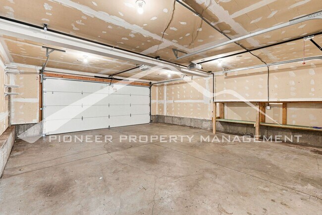 Building Photo - Stunning Home with Washer/Dryer and Gas Grill