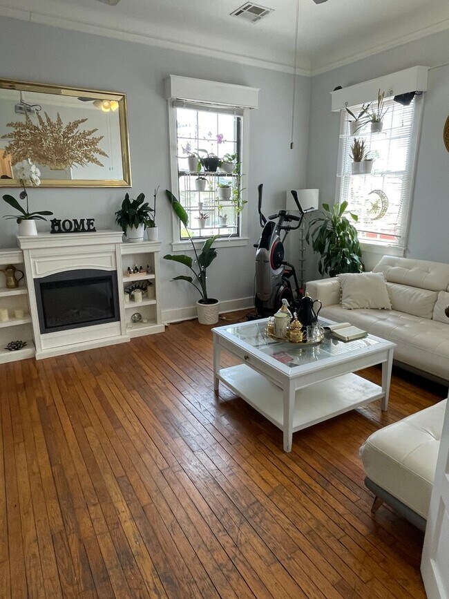 Building Photo - Gorgeous 3BD Apartment above commercial space ON MAPLE ST