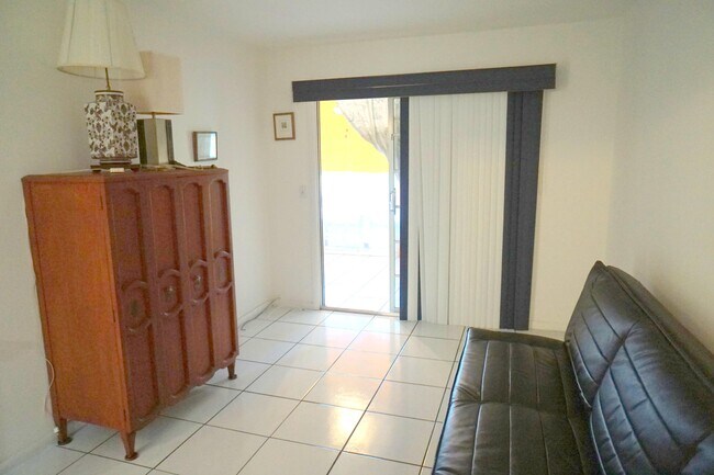 Building Photo - 401 Southampton A