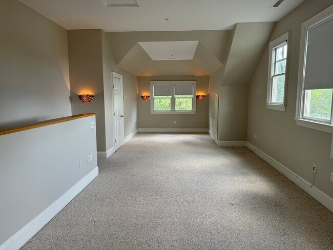 Building Photo - *NEW TO MARKET* - Marblehead Highlands Townhouse