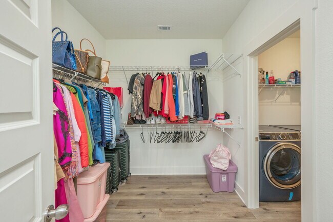 Building Photo - 807A Cedar Ave S