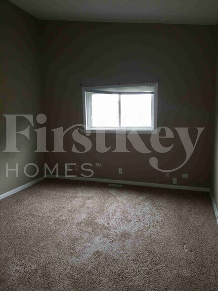 Building Photo - 185 Paramount Dr