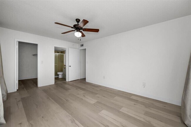 Building Photo - 3377 Crystal Ct E