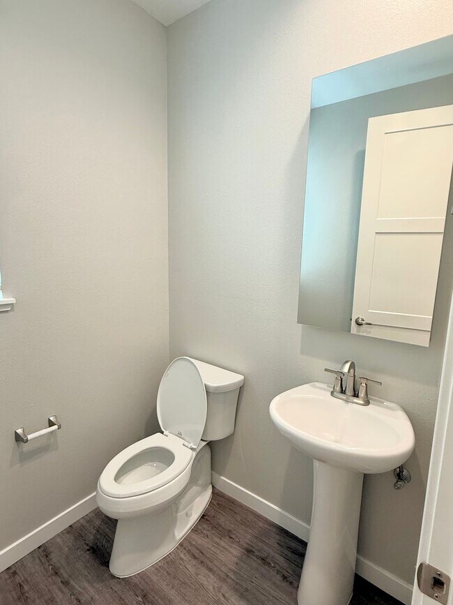Building Photo - $4,190 / 4 BR - MODERN FREMONT TOWNHOME WITH JUNIOR SUITE, PRIVATE BALCONY & PRIME LOCATION!