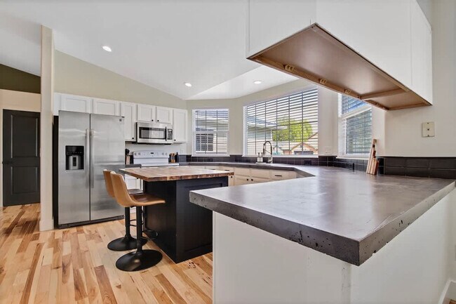 Building Photo - 4243 E Driftwood Dr