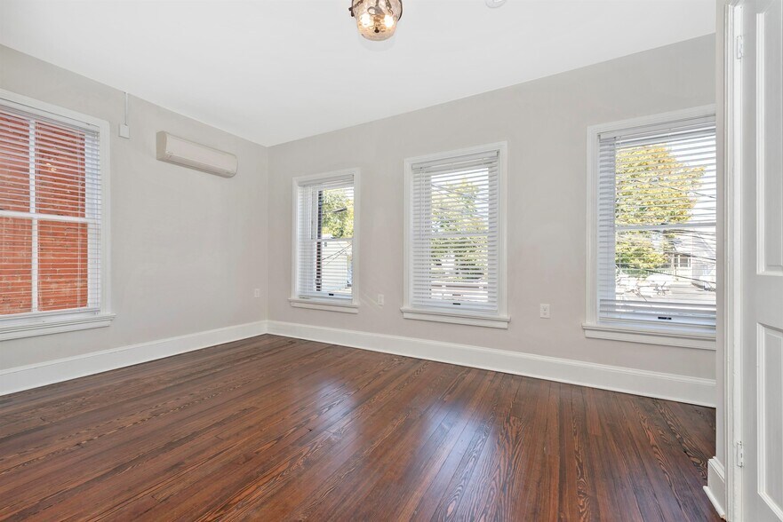 Building Photo - 6 W 4th St