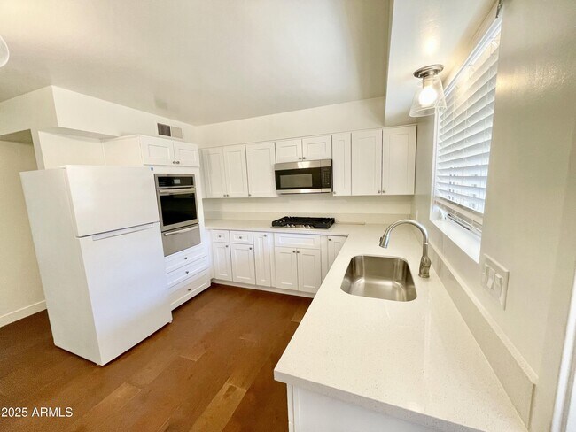 Building Photo - 6242 N 12th Pl