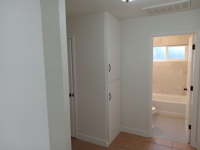 Building Photo - Beautiful No. Highlands 3 Bedroom Remodele...