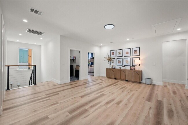 Building Photo - "Luxury 5-bedroom home offering expansive living, upscale design and seamless indoor-outdoor ente...