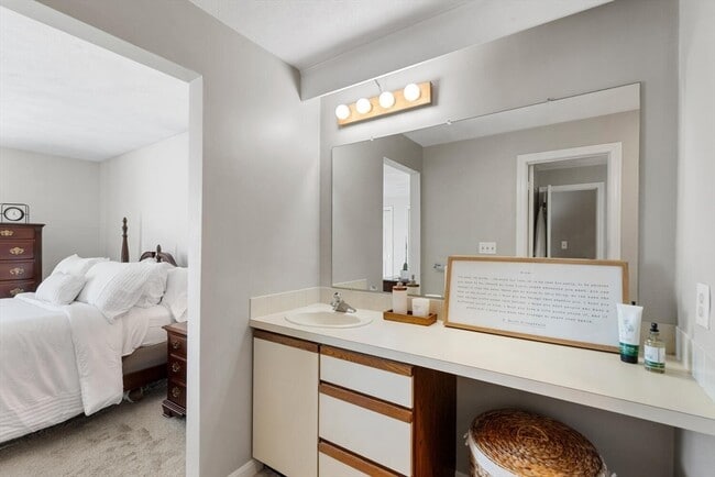 Building Photo - 320 Newbury St