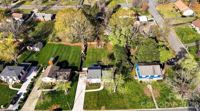 Building Photo - "Discover Comfort and Space in Charlotte: 4-Bed, 3-Bath Gem on Red Carriage Lane!"