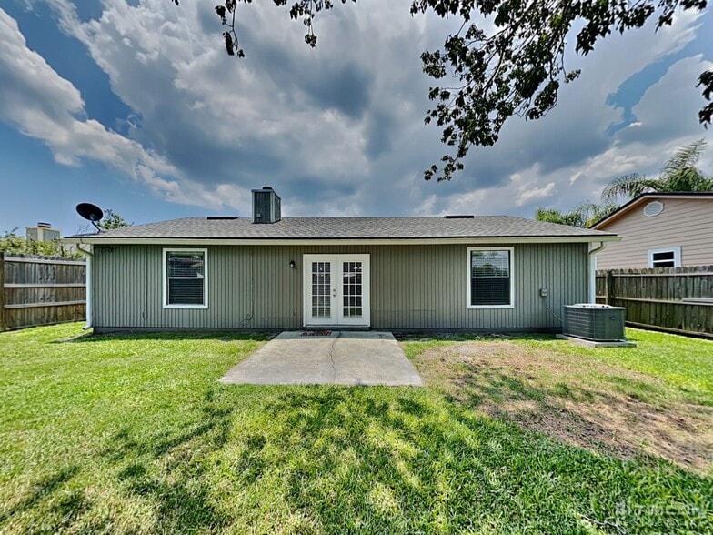 Building Photo - 13131 Leatherleaf Dr S