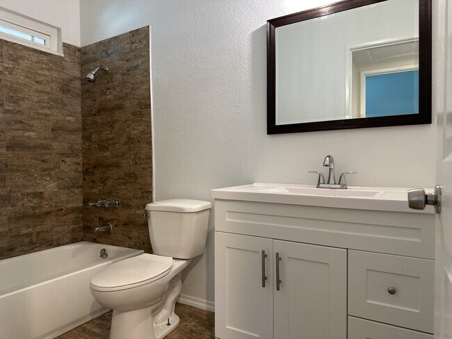 Building Photo - Stunning 5 Bedroom Rental Home with 2 Full...