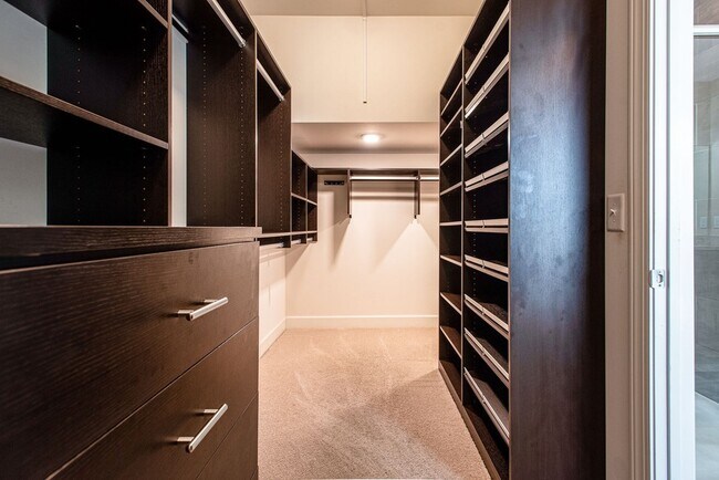 Building Photo - 9810 Glenmore Ln