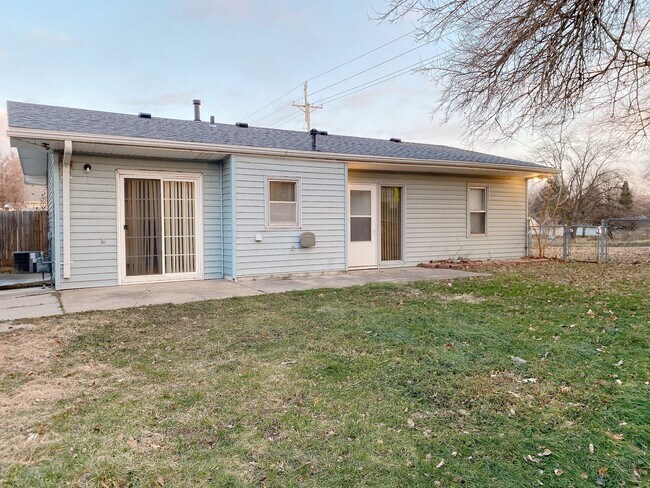 Building Photo - 3 bd, 1 bth South Omaha/Hanscom Park Home with Attaced 1 car garage! $1,425! MOVE IN SPECIAL READ...