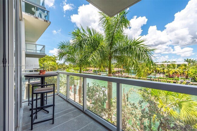 Building Photo - 9940 W Bay Harbor Dr