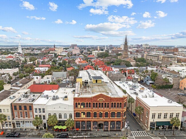 Building Photo - Available 9/1. Awesome 1 BR/1.5 BA Apartme...
