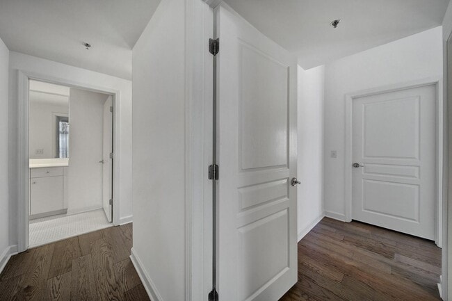 Building Photo - Beautiful 2 Bed 2 Bath Condo in Dilworth!