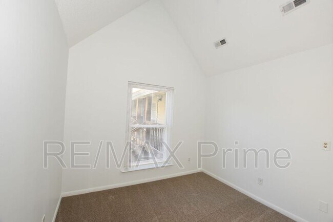 Building Photo - 525 E Lake Cir