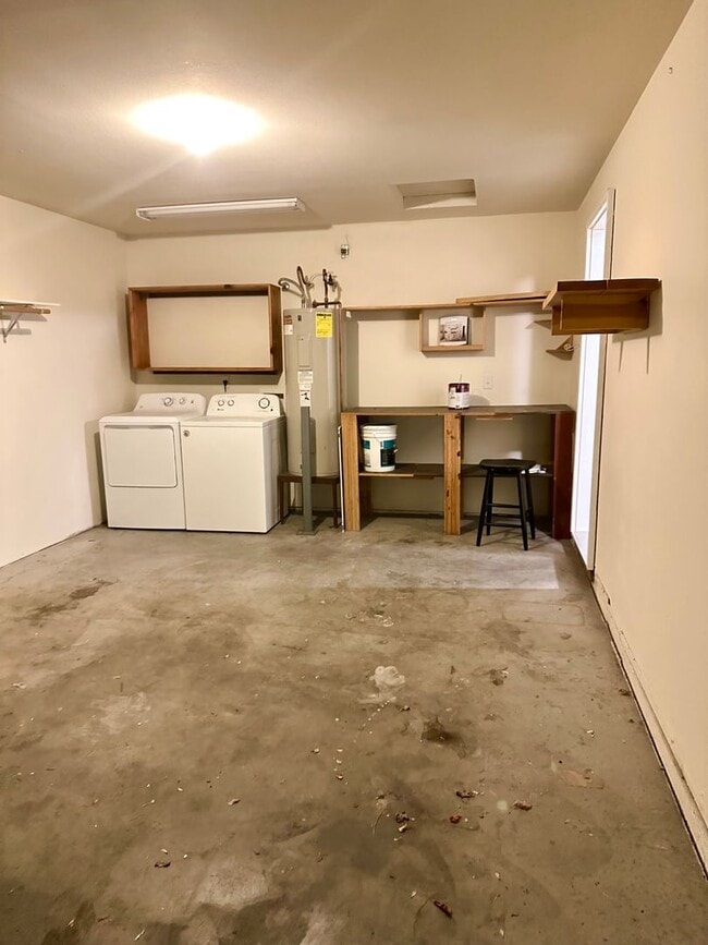 Building Photo - *** $800 OFF 1st Month *** Charming Duplex in Redmond, OR! 611 NE Larch!
