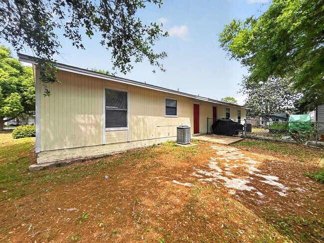 Building Photo - "Charming 2-Bedroom Retreat  in Mary Esther, FL!"