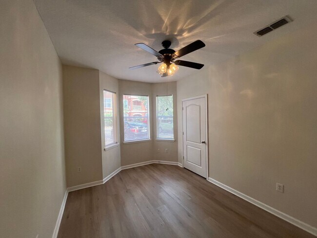 Building Photo - 8819 Villa View Cir