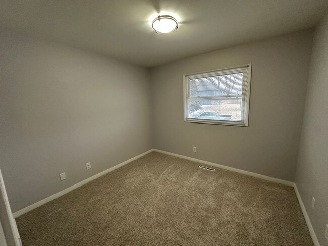 Building Photo - $1,800 - 3 Bed 2 Bath Home