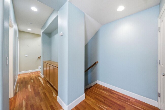 Building Photo - 200 Live Oak Way