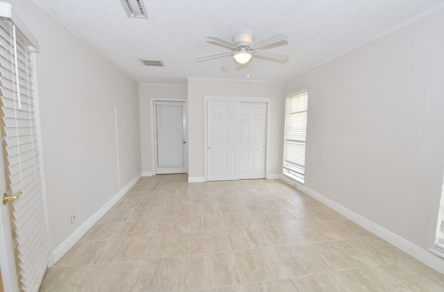 Building Photo - 3461 Lakeview Dr