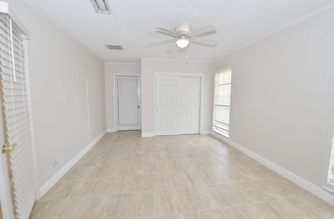 Building Photo - 3461 Lakeview Dr