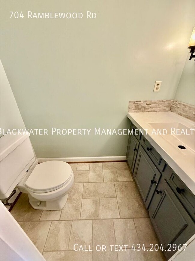 Building Photo - 704 Ramblewood Rd