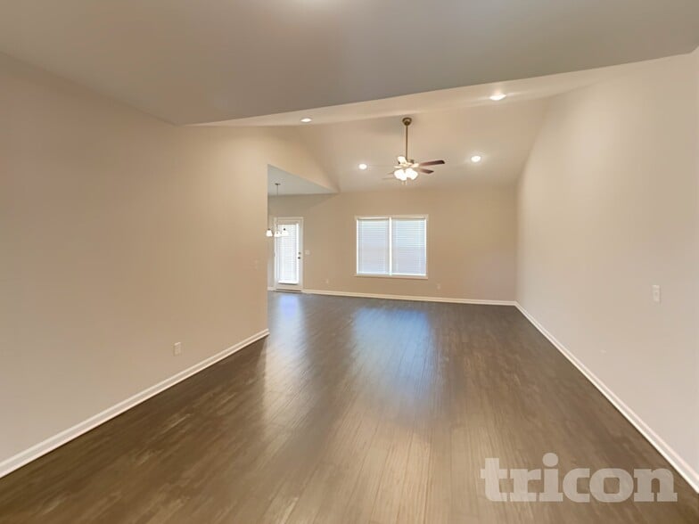 Building Photo - 1010 Cyril Dr