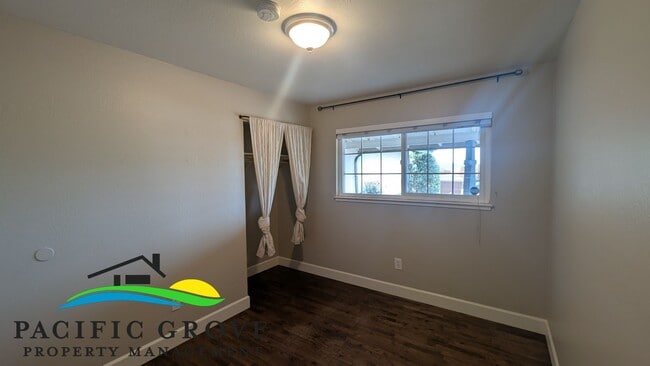 Building Photo - Updated Three Bedroom