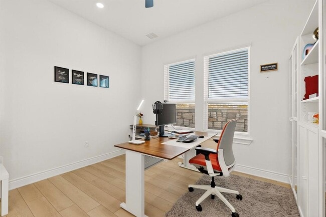 Building Photo - 2121 Lolo Ln