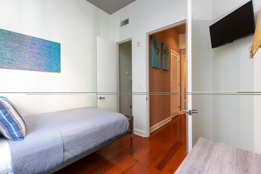 Building Photo - 1050 Island Ave