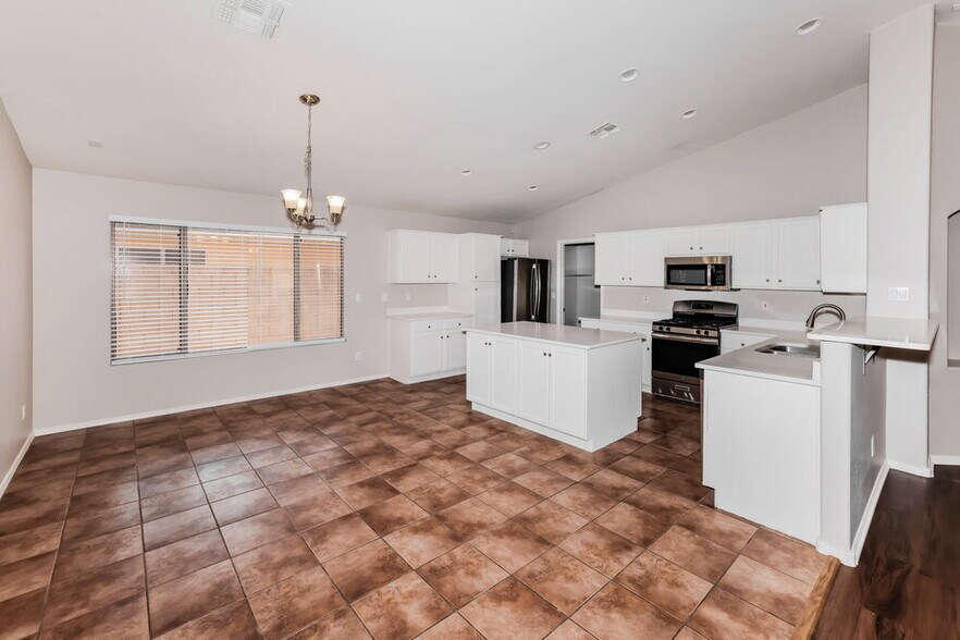 Building Photo - 15821 W Tara Ln