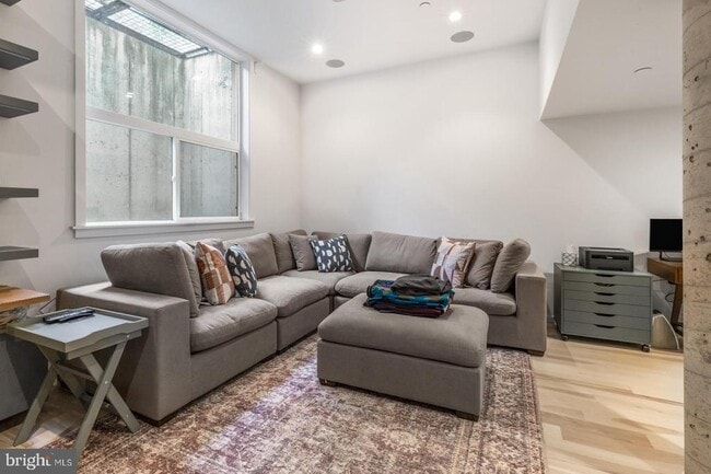 Building Photo - 1108 N Bodine St