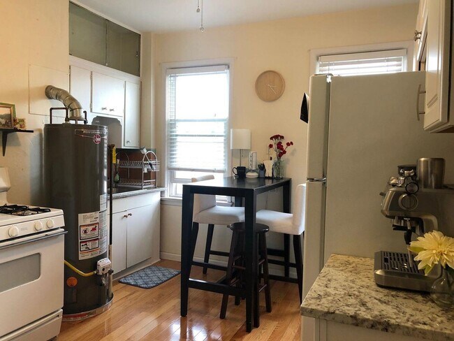 Building Photo - 411 Adams St