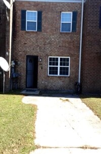 Building Photo - 4 Bedroom 2.5 Bath Townhouse