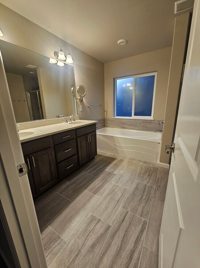 Building Photo - Spacious 5 Bedroom in Convenient North Creek Ridge, Bothell Location