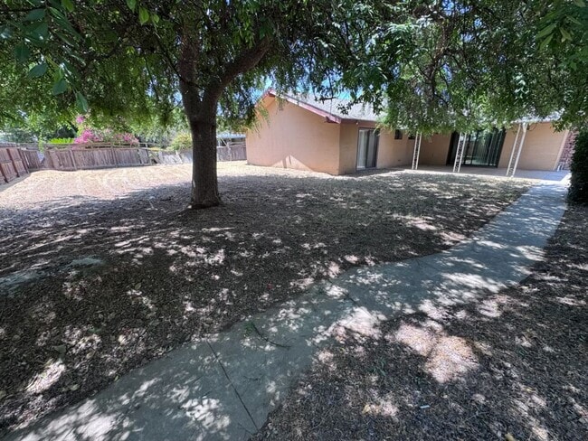 Building Photo - NW Reedley Home Near Shopping Center Rent ...