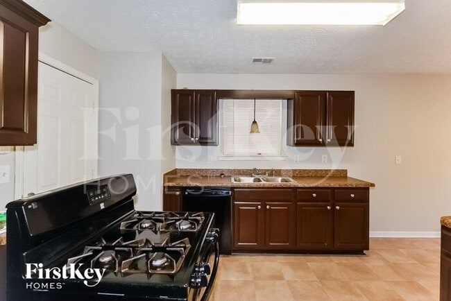 Building Photo - 9553 Lakeview Cir