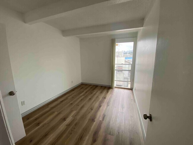 bedroom - 1640 N Hobart Blvd