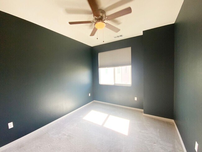 Building Photo - 5460 Shorefront Dr