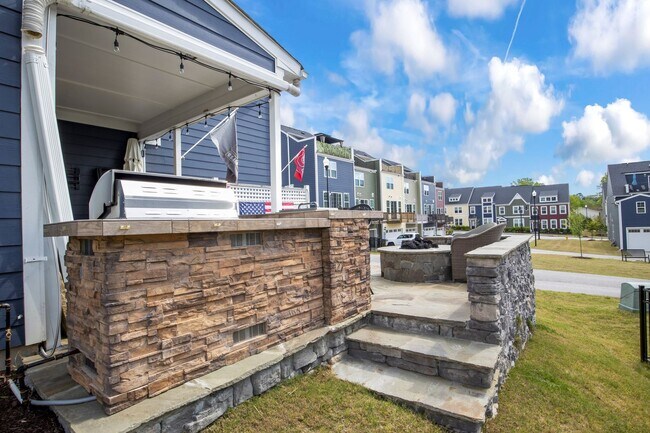 Building Photo - End Unit Townhome with many Upgrades - Downtown Wake Forest!