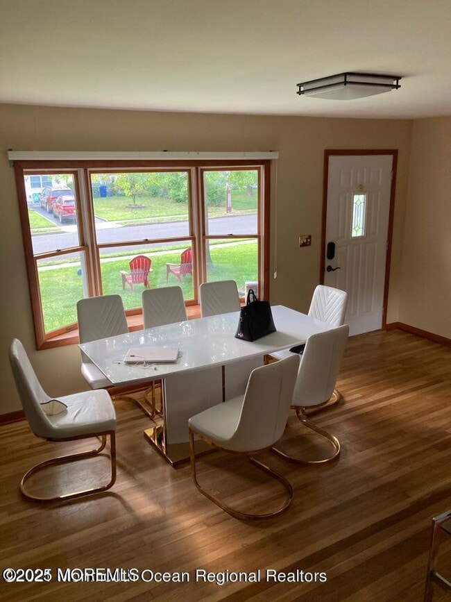 Building Photo - 2 Lloyd Pl