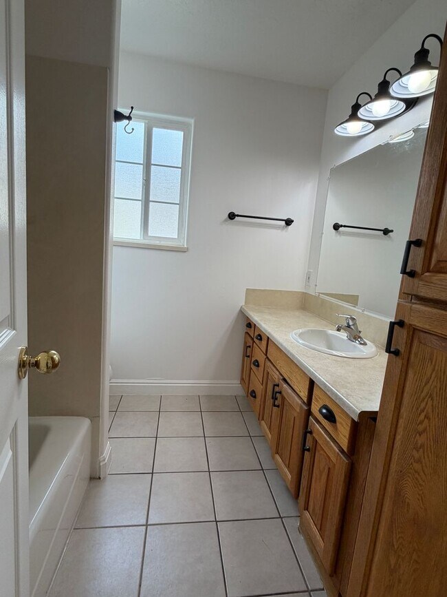 Building Photo - Welcome to this Two-Bedroom Duplex in Santaquin, UT