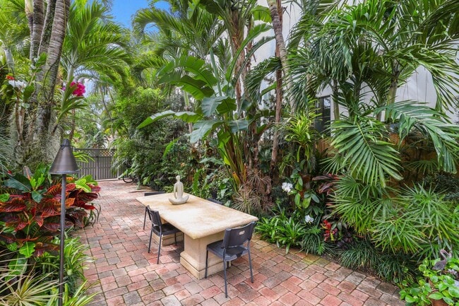 Building Photo - 605 Sunset Rd