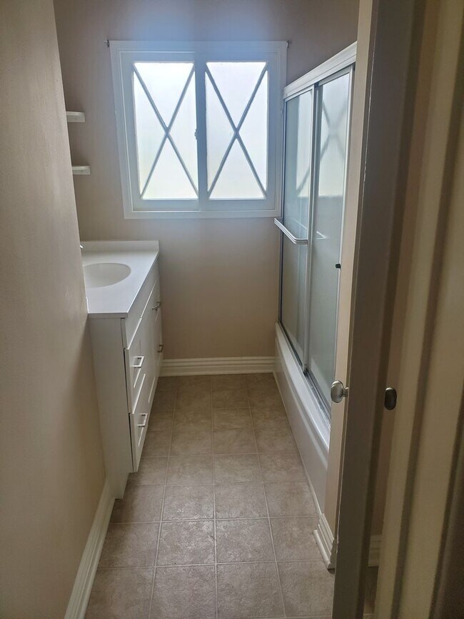 Building Photo - 3BD/2BA HOUSE - 848 E.YALE St.