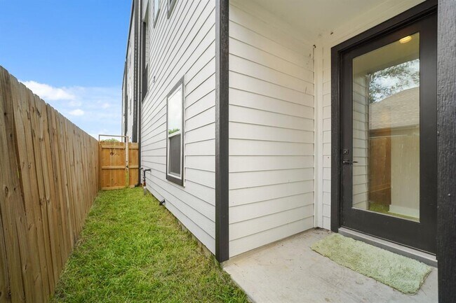 Building Photo - 823 Woodcrest Dr
